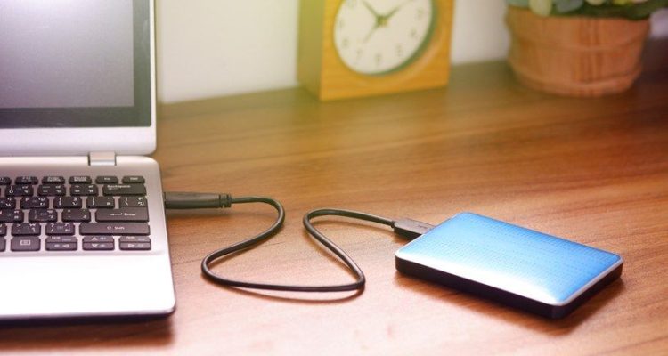 How-To-Charge-A-Laptop-With-A-Powerbank-1