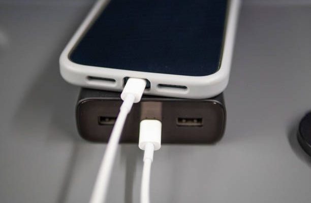 use-a-power-bank-to-charge-your-phone