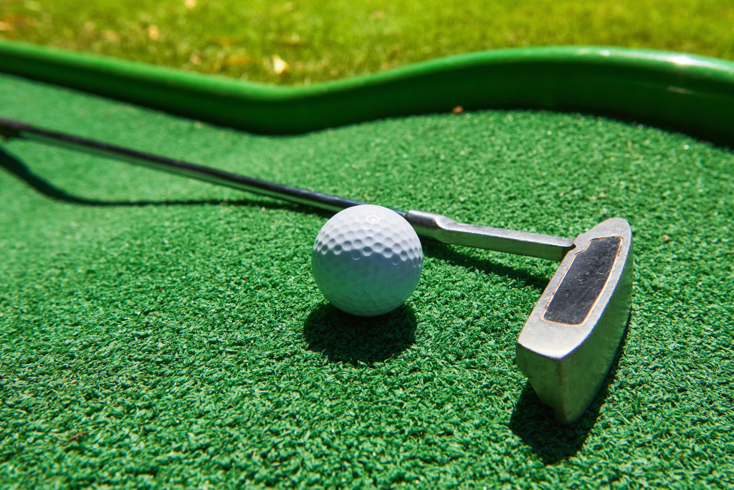 golf-ball-golf-club-artificial-grass-scaled