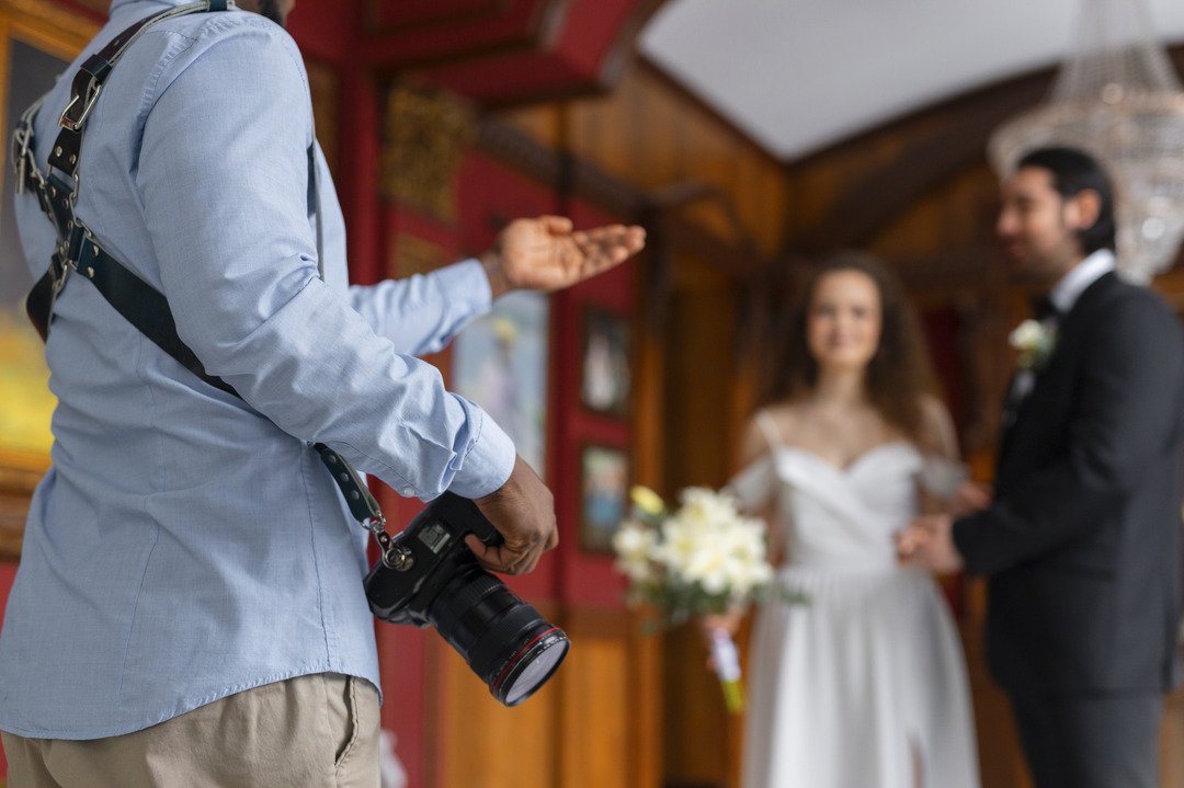 side-view-photographer-married-couple (1)