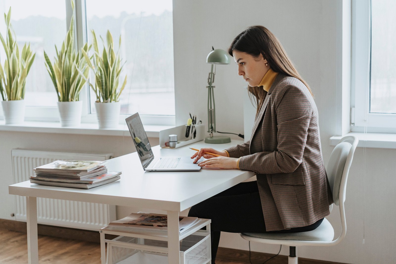 canva-a-woman-working-at-the-office-MAERspKuONE