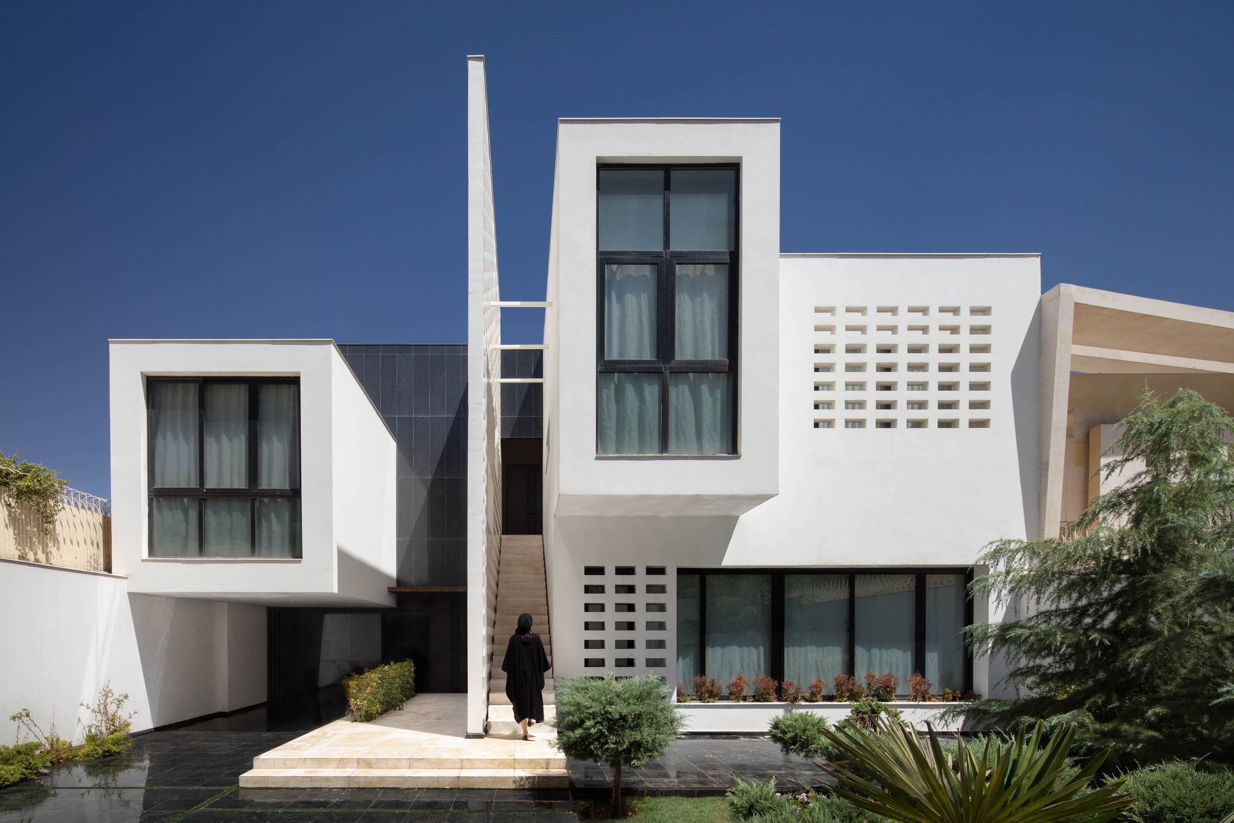 ©Nimkat_studio_double_house_exterior_facade_front_view_bluesky_No4