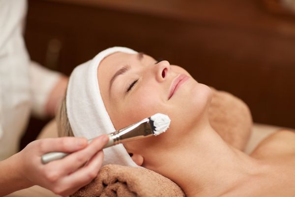 applying-facial-mask (3)